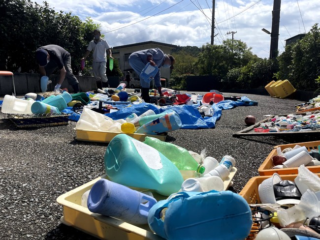 ボランティアの方々とのゴミの仕分け・洗浄作業風景