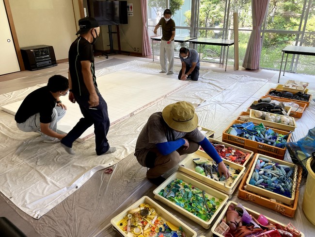 仕分け・洗浄作業が終わったゴミと作品土台の制作準備風景