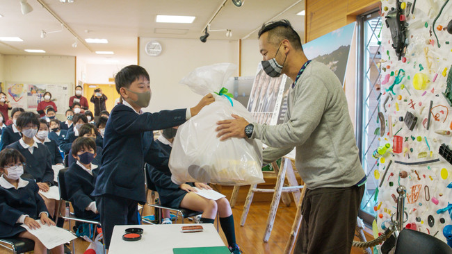 由岐小学校の生徒による漂着ゴミの贈呈