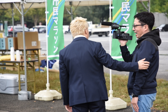 メイキングカメラマンの肩を叩いて労う優しい西川さん。それにビビるスミキシャ。その後、西川さんが触れた肩を触ろうとする西ヲタの花子だった。