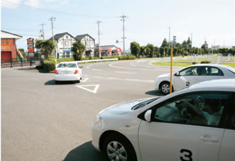 自動車学校のコースを実際に燃費を測定しながら走行（トレーニング車はＪＡＦで用意します）