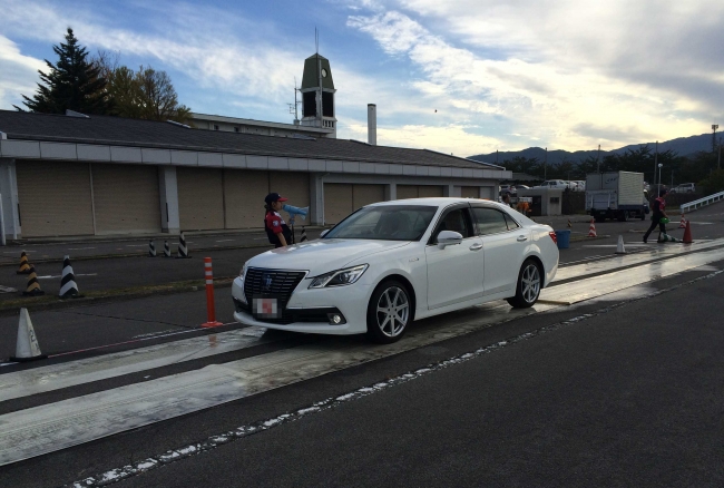 急ブレーキ体験（滑りやすい路面でのブレーキ）