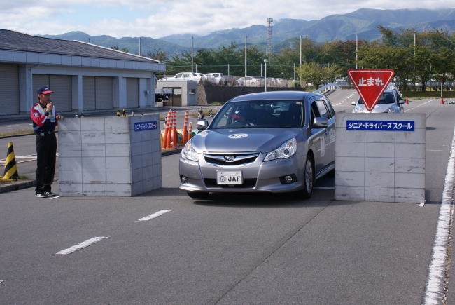 見通しの悪い交差点