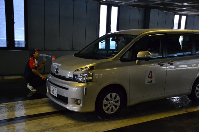 滑りやすい路面での急ブレーキ