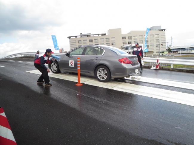 滑りやすい路面での坂道発進