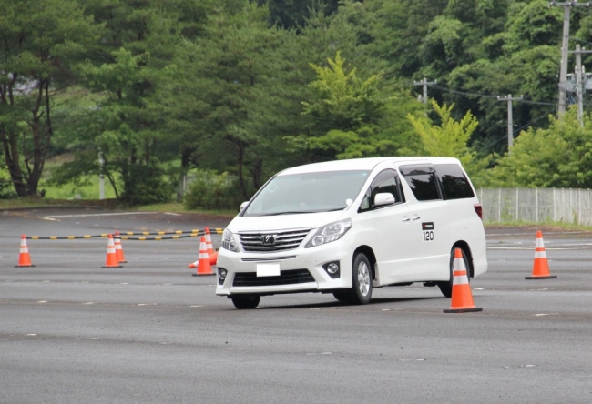 ファミリーカーでも参加できるモータースポーツ「オートテスト」