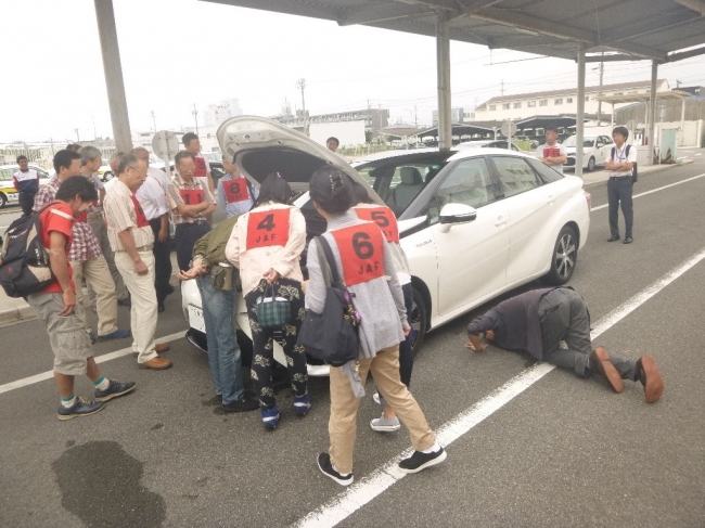 燃料電池車を囲む参加者（昨年）