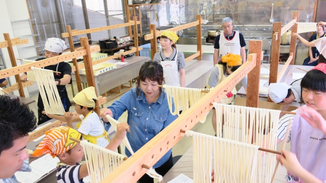 手延べうどん作り体験の様子