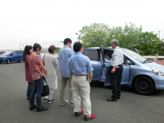 正しい乗車姿勢の実演