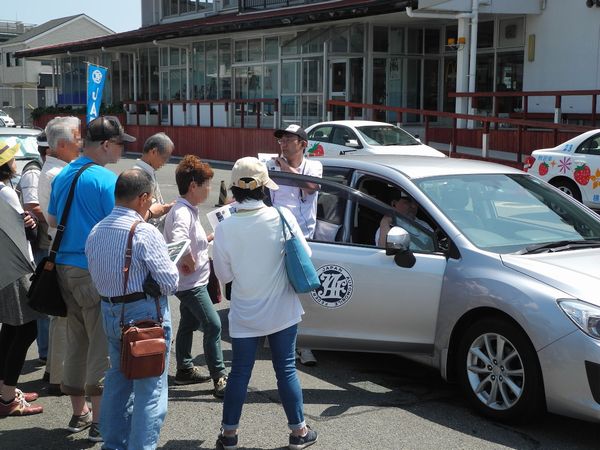 正しい乗車姿勢やミラーの合わせ方などを学びます。