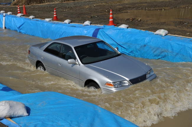 JAFユーザーテスト「冠水路走行テスト」より