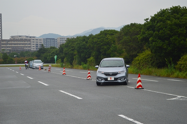 スラローム走行