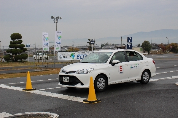 実車を使ってコースを走行