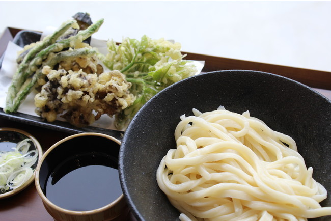 尾瀬名水うどん　　トッピングには片品村特産の舞茸の天ぷらも