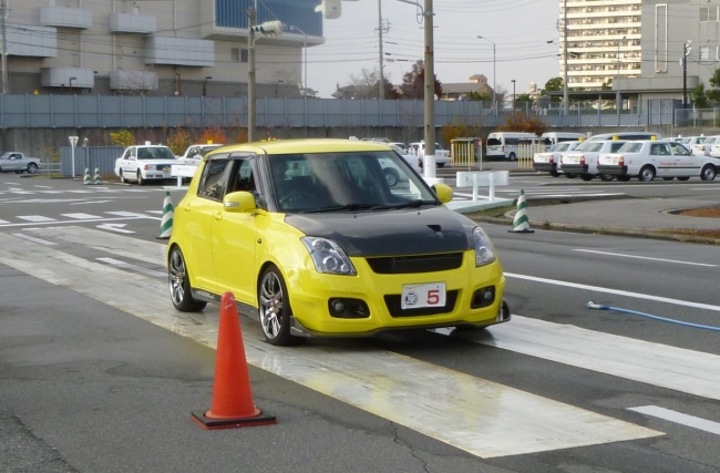 滑りやすい路面でのブレーキ体験