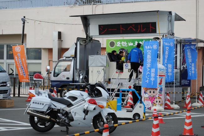 シートベルト効果体験車　イメージ