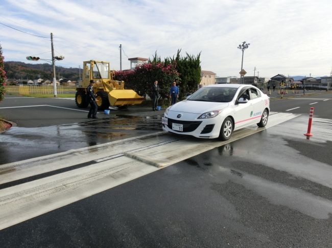 滑りやすい路面での急制動