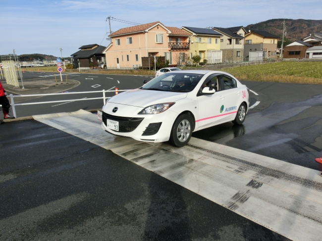 滑りやすい路面での坂道発進