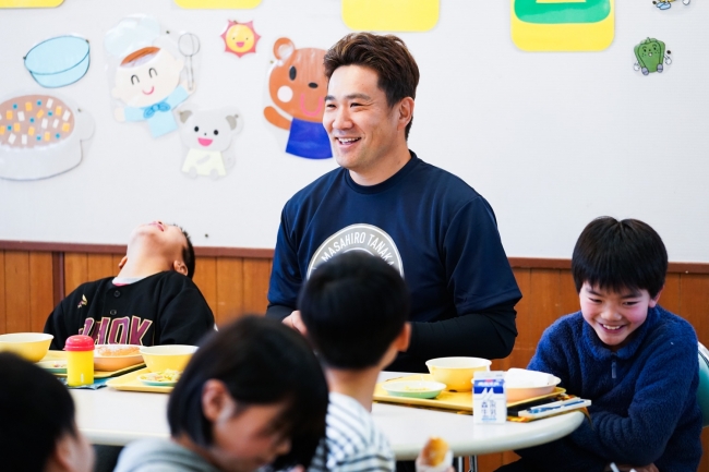 子どもたちと給食を食べる田中将大選手