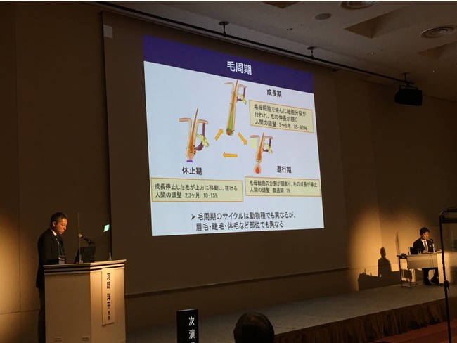 講演中の河野 洋平先生（左）と座長の猪股 雅史先生（右）