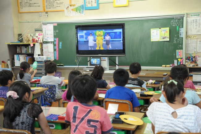 インターネットを介して、日本とアジアの小学校と会場が一体に