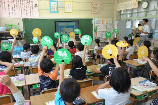 クイズなどを通して、歯と口の健康について、楽しく学ぶ小学生たち