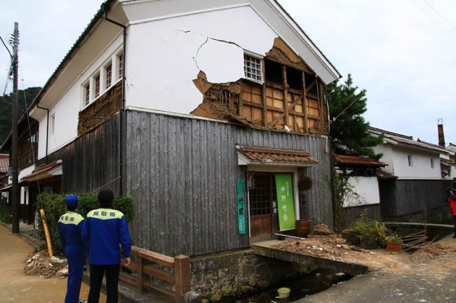 発生当時の白壁土蔵群の建物被害