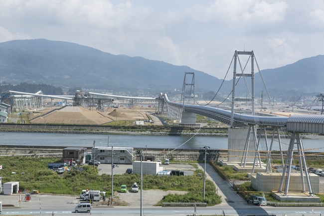 新たな街づくりのための土砂・岩を迅速に運搬しているのは、「希望のかけ橋」と呼ばれるベルトコンベヤー