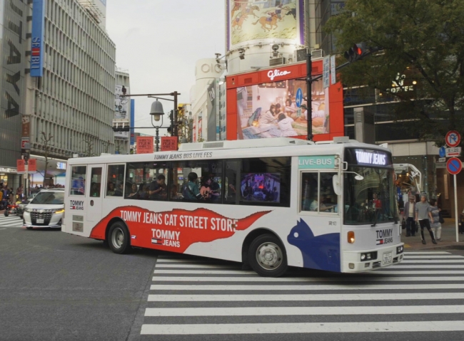 渋谷の街中を走るBUS LIVEバス