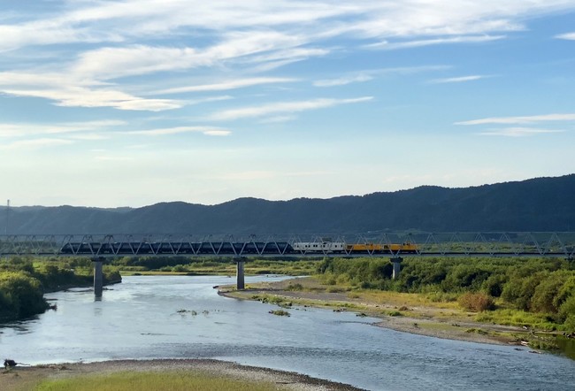 根室線 十勝川橋梁（かわたび北海道提供））を渡る本列車