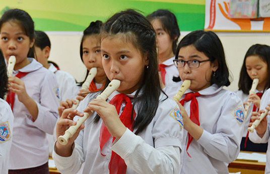 現地で展開する音楽クラブ活動での 小学生による演奏の様子