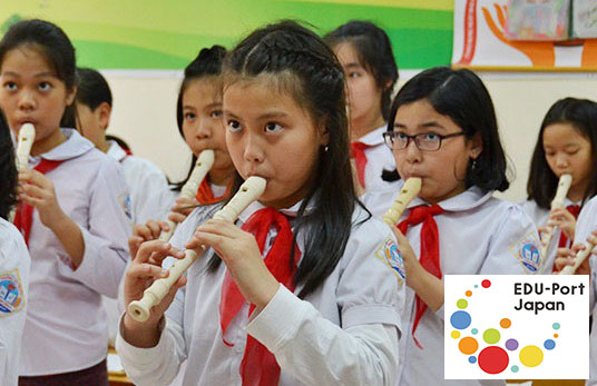 現地で展開する音楽クラブ活動での 小学生による演奏の様子