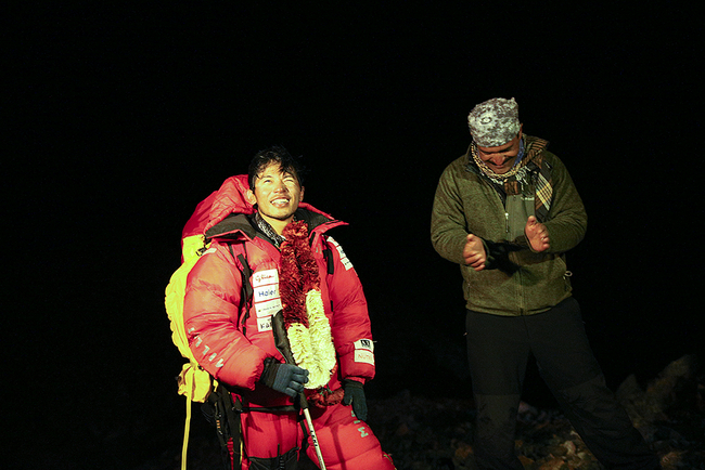 無事にベースキャンプまで下山し、微笑む栗城