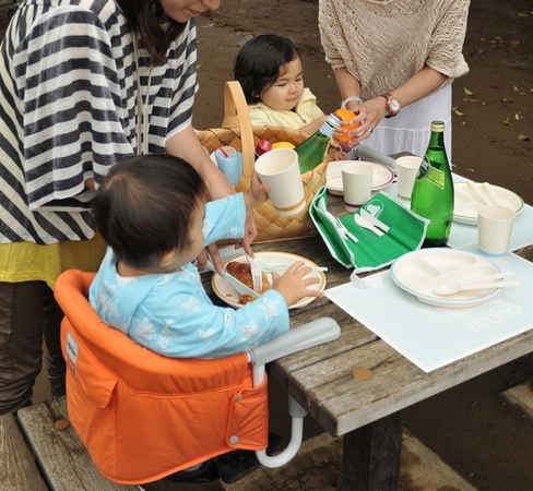 レストランはもちろん、公園などのアウトドアテーブルでも使用できます