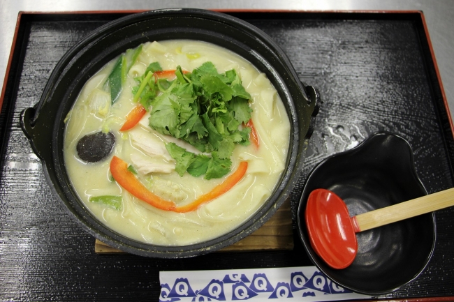 ＜甲斐宝刀信玄館＞グリーンカレーほうとう（税込1200円）