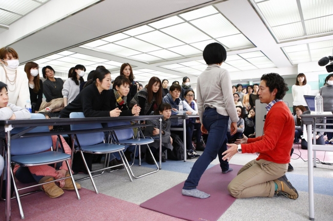 安全講習会では、ヨガのレッスンを安全に行うための知識を学ぶことはもちろん、いざという時のための応急手当などを身につけます。