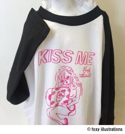 KISS ME  Raglan T （BLACK 、WHITE）