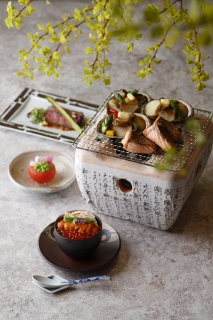 写真右上より時計回りに：焼物、食事（いくら 雲丹 蟹の美味しい丼）、前菜（トマトと流氷毛蟹の浸し　畔豆）、肉料理