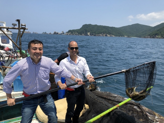 五島沖で漁を体験するシェフたち　　