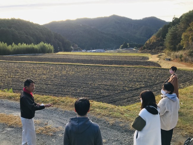 地域の棚田所有者から、棚田の課題を聞くプロボノ参加者たち（兵庫県神崎郡市川町）