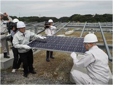 太陽光パネルを架台に設置