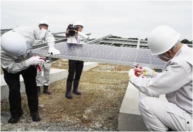 取付金具のボルト締め太陽光パネルを架台に固定