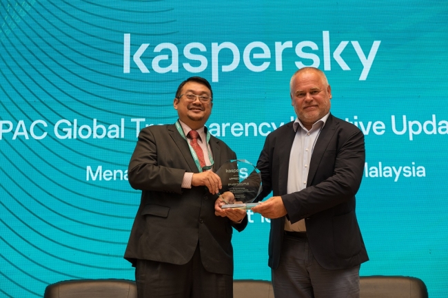 写真：左　CyberSecurity Malaysia CEO アミルディン・アブドゥル・ワハブ氏、右 Kaspersky CEO ユージン・カスペルスキー