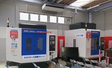 ショールーム内、機械展示の様子