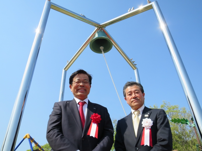 希望の鐘と小池会長（左）と寺澤町長（右）　