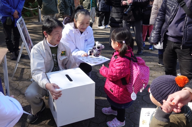 東山動植物園の募金活動に参加するブラザーの従業員