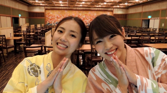 リニューアルしたバイキング会場をレポート中の河内麻沙美さん(右)と藤社優美さん(左)