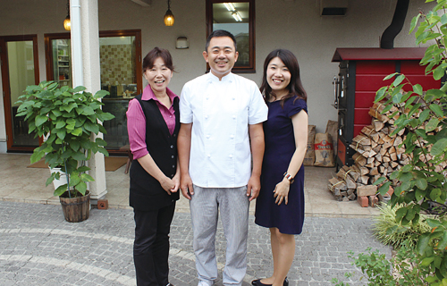 左から　伊原りえさん、伊原靖友さん、ひのようこさん