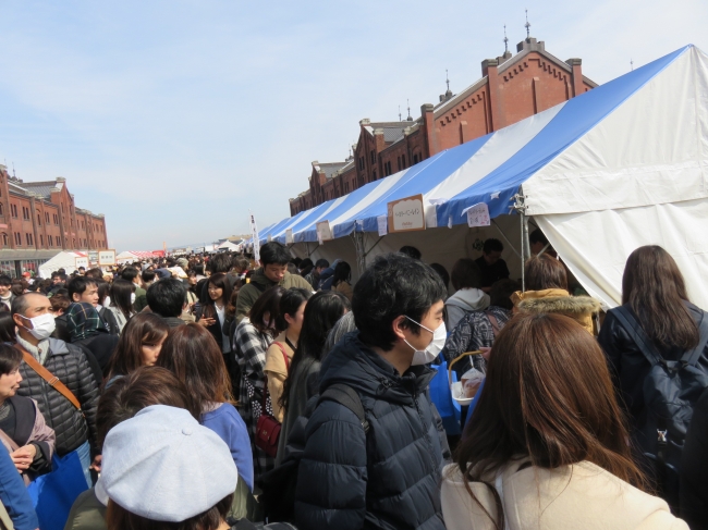 ペニーレイン前の大行列「パンのフェス2017」(c)ぴあ