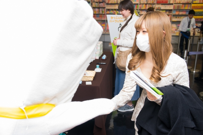 もっちーにお手をしてもらうイベント参加者